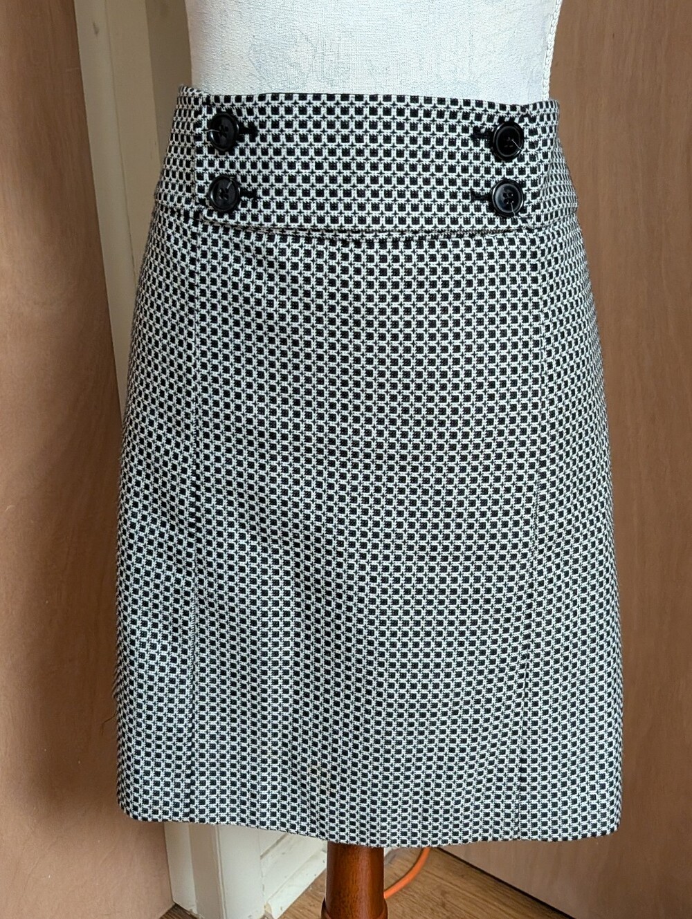 Ann Taylor Petite 14P Black White Geometric Button Detail Skirt